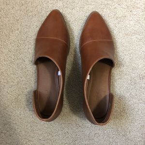 Universal Thread Cut-out Shoes